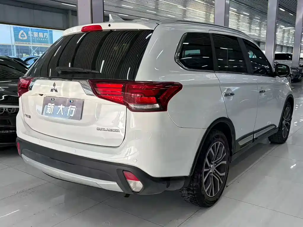 Outlander 2.4 L 4 WD Elite 5-seat