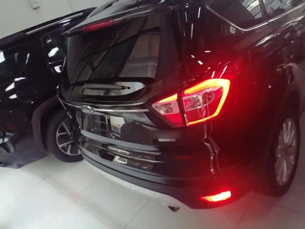 Kuga EcoBoost 245 4 WD Grand Wing