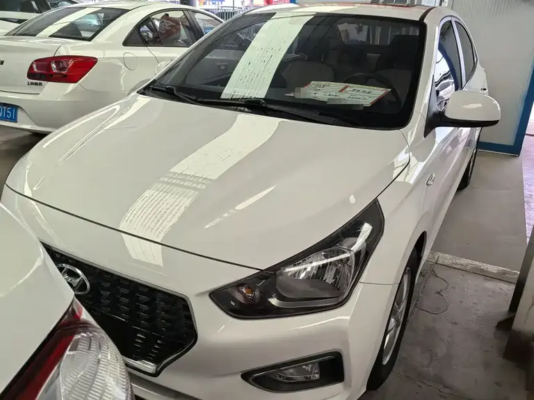 Hyundai Accent 1.4 L Manual Radiant Sunroof CN-V