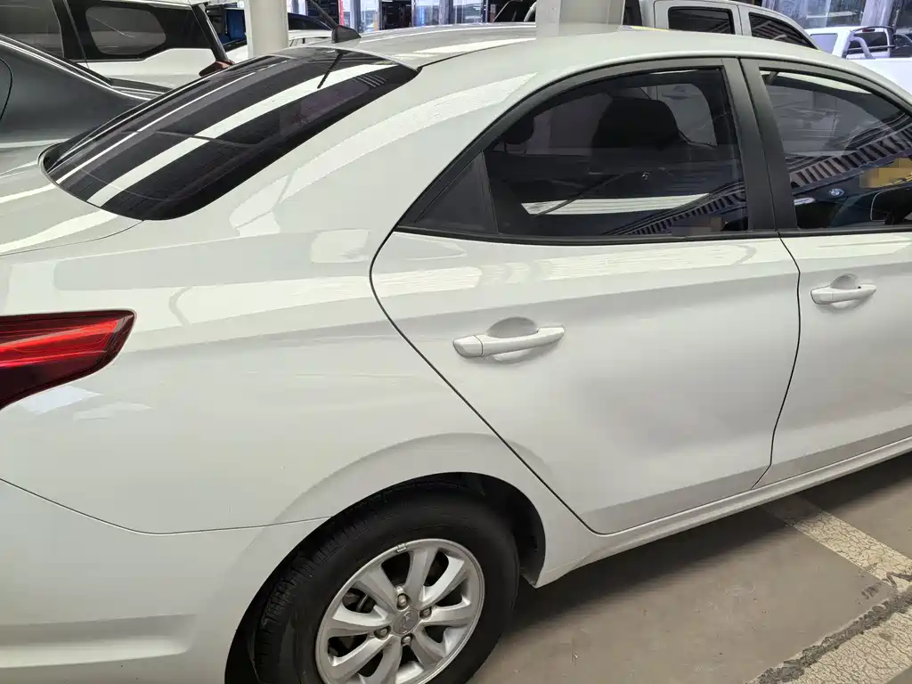 Accent 1.4 L Manual Radiant Sunroof CN-V