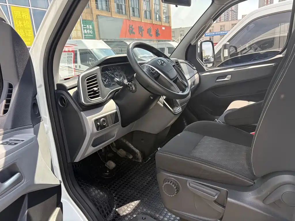 Xintu V80 新途V80 2024款 傲运通 6 MT 长轴中顶147 Ps 6/7/8/9座
