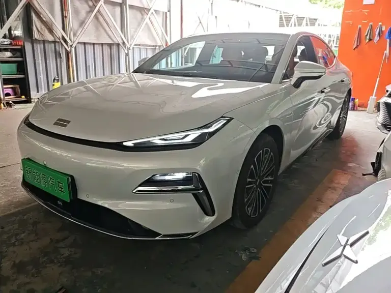 Geely Galaxy Xingyao 8 130 km EM-i Premium