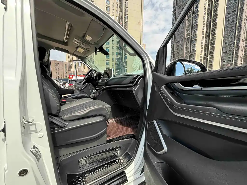 Maxus G20 大通G20 2023款 PLUS 2.0 T 柴油自动豪华版