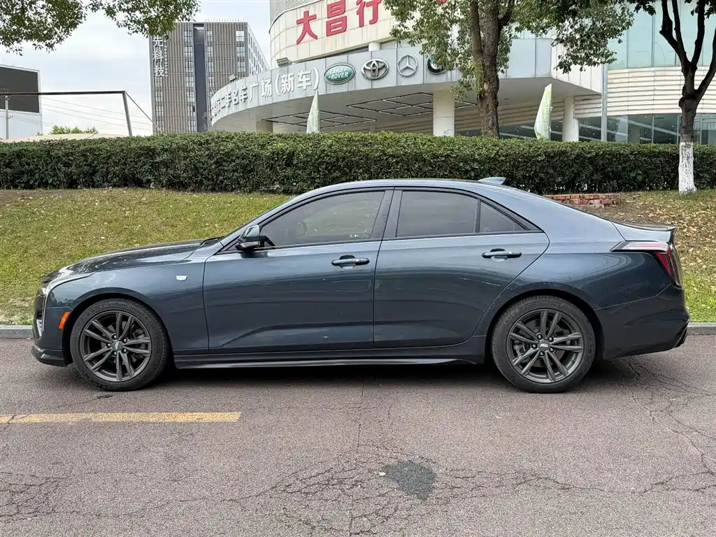 Cadillac CT4 28 T Fashion