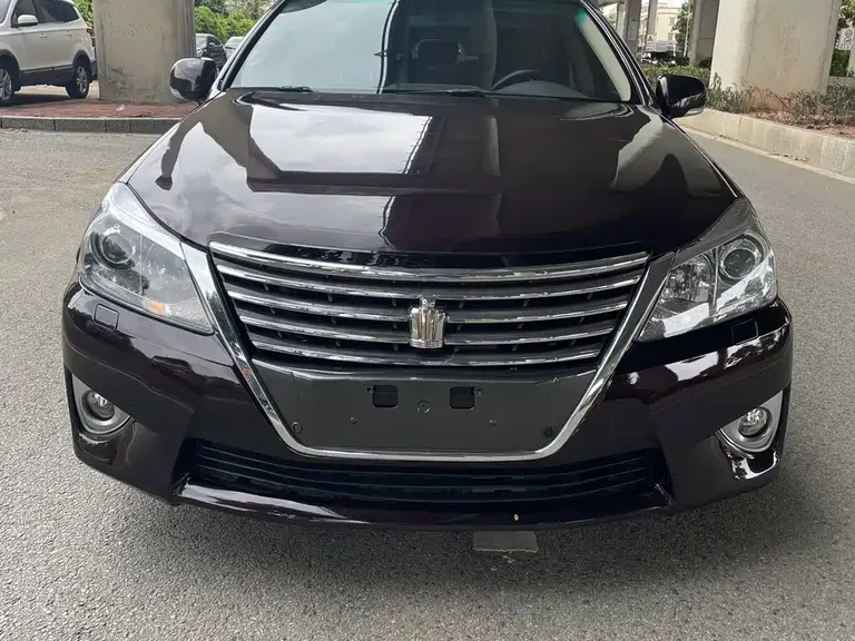 Toyota Crown 2.5 L Royal Leather
