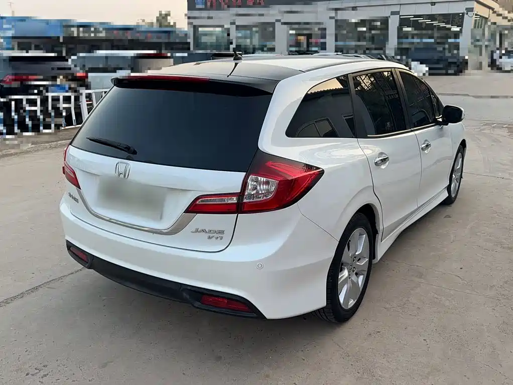Jade 1.8 L CVT Luxury 5-seat