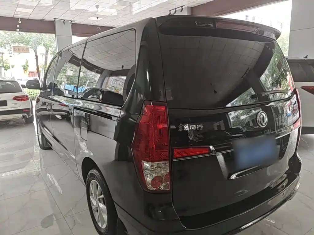 Lingzhi PLUS 2.0 L Manual Luxury 7-seat