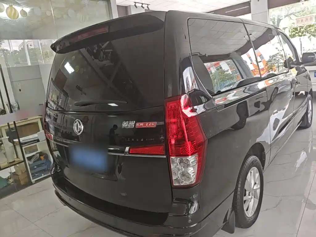 Lingzhi PLUS 2.0 L Manual Luxury 7-seat