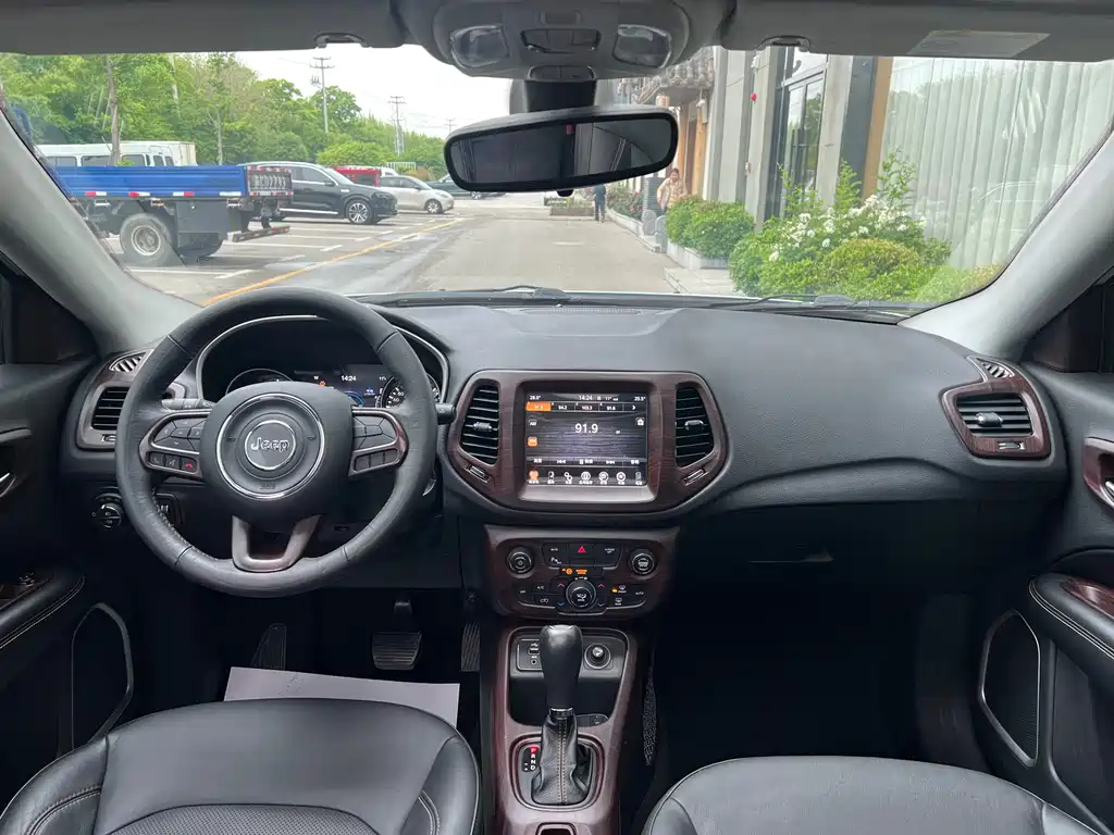 Compass 200 T Auto Home Enjoyment