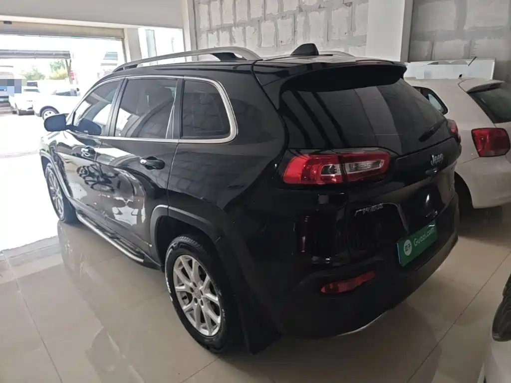 Cherokee 2.0 L Superior