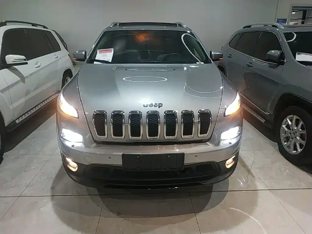 Cherokee (Import) 2.4 L Luxury