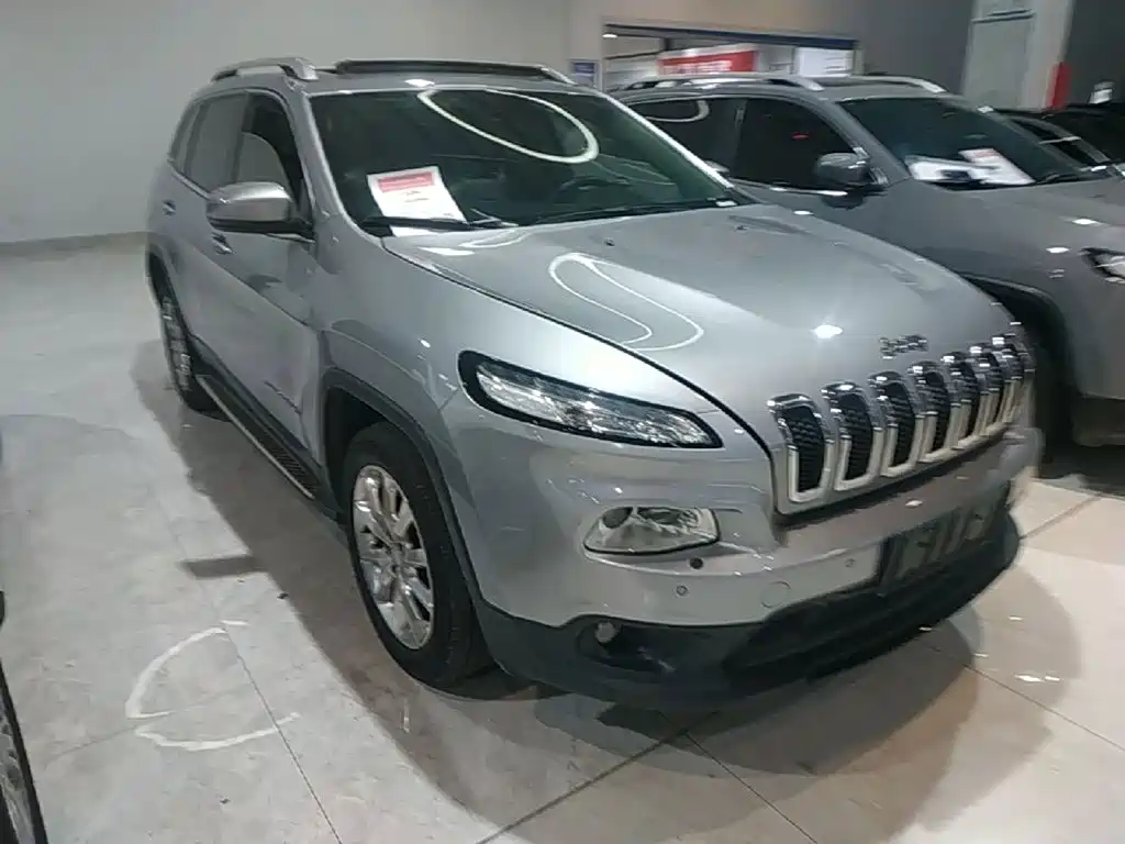 Cherokee (Import) 2.4 L Luxury