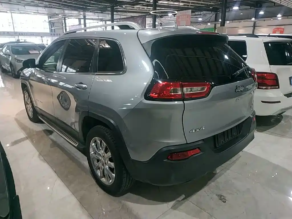 Cherokee (Import) 2.4 L Luxury