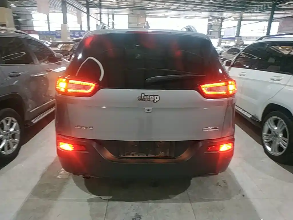 Cherokee (Import) 2.4 L Luxury
