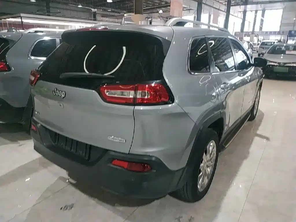Cherokee (Import) 2.4 L Luxury