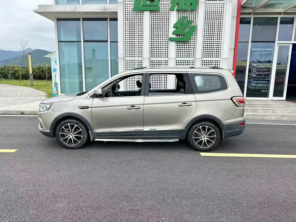 Fengxing SX6 1.6 L CVT Luxury