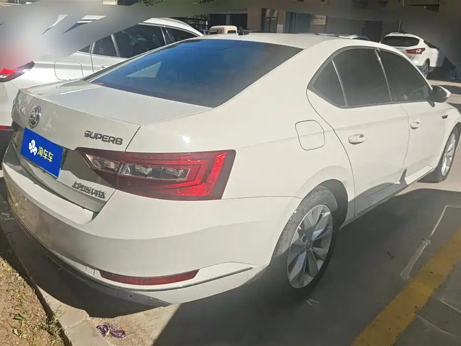 Superb TSI280 DSG Forward