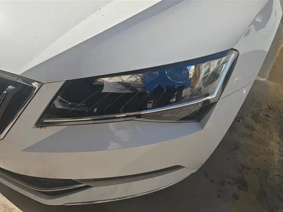 Superb TSI280 DSG Forward