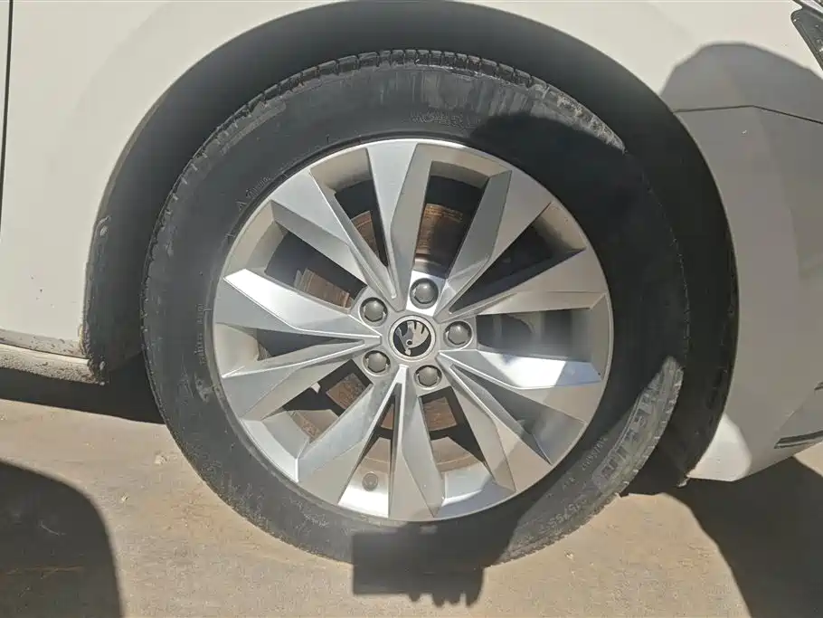 Superb TSI280 DSG Forward
