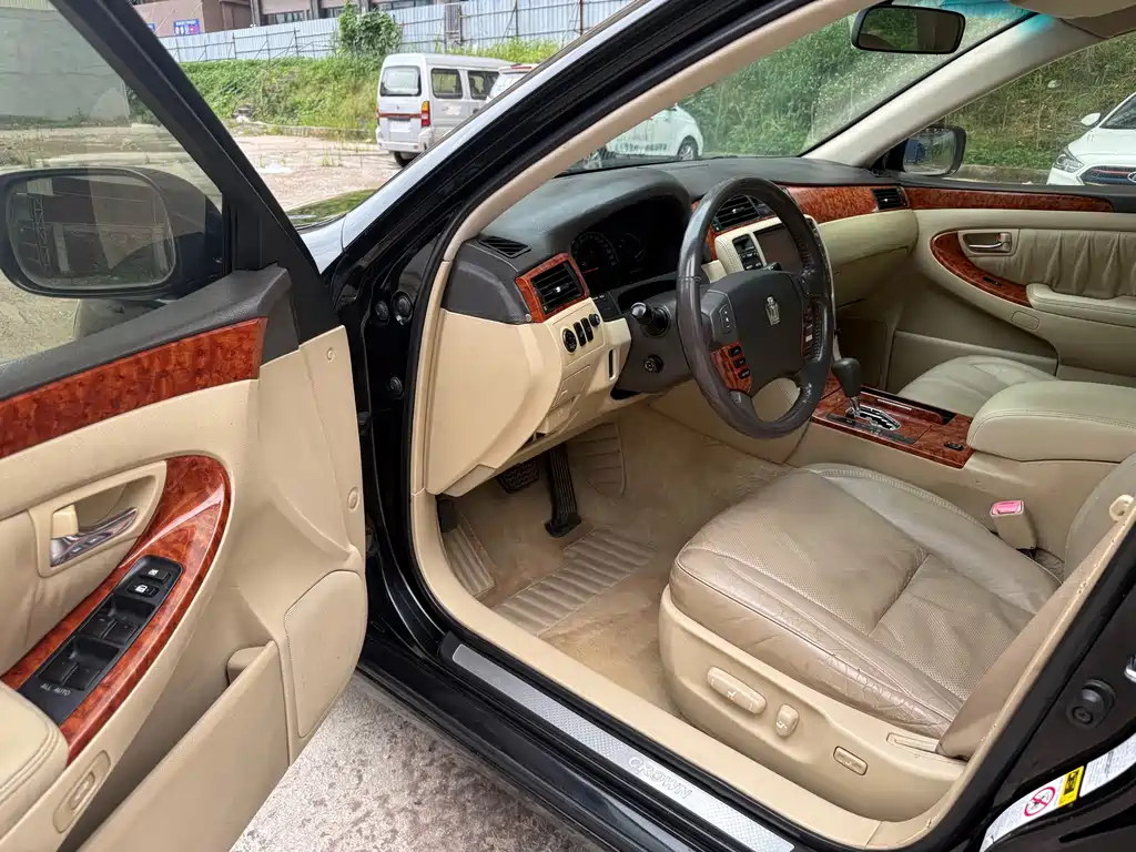 Crown 2.5 L Royal Navigation