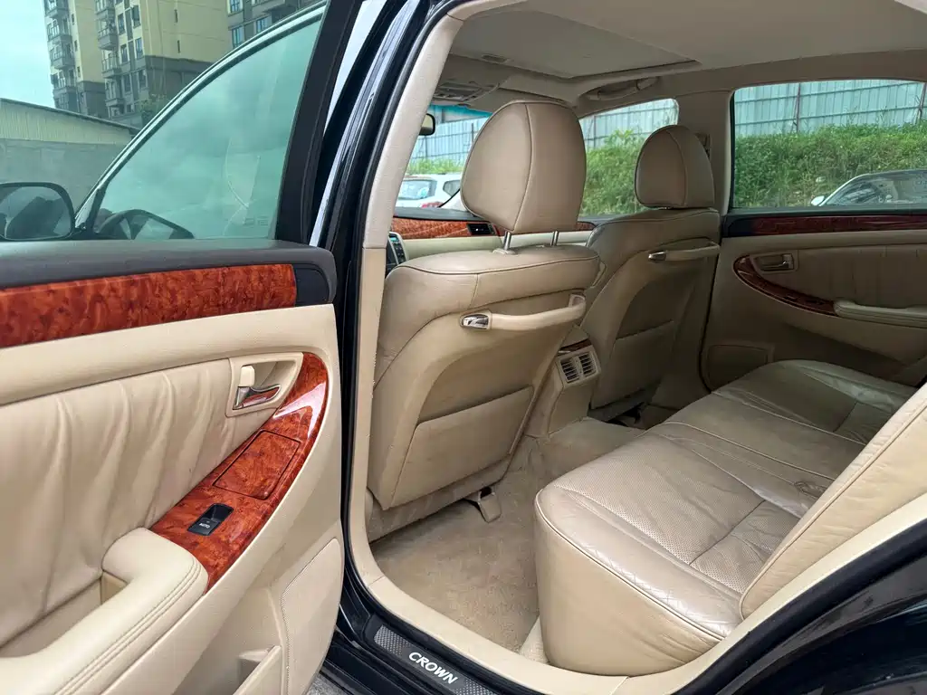 Crown 2.5 L Royal Navigation