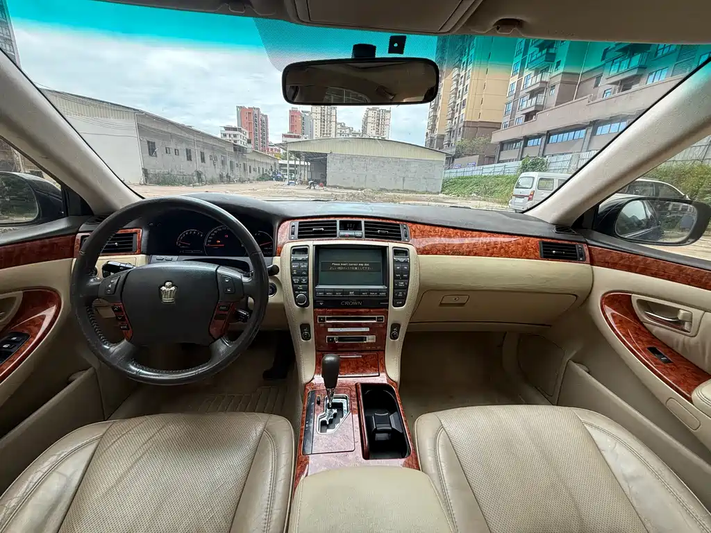 Crown 2.5 L Royal Navigation