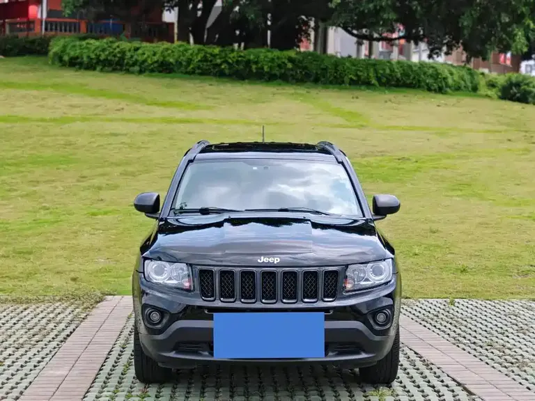 Jeep Compass (Import) 指南者进口 2013款 2.0 L 两驱炫黑豪华版