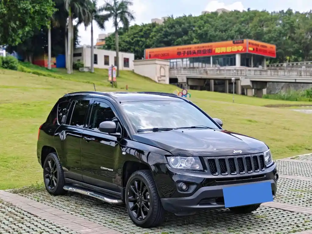 Compass (Import) 指南者进口 2013款 2.0 L 两驱炫黑豪华版