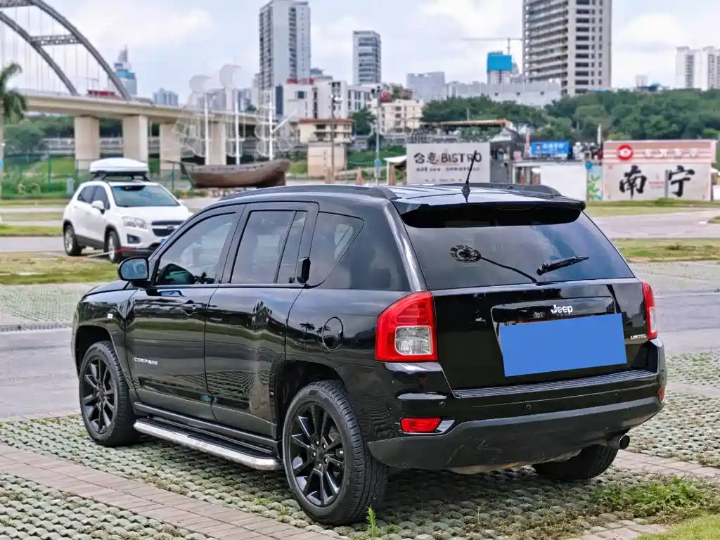 Compass (Import) 指南者进口 2013款 2.0 L 两驱炫黑豪华版