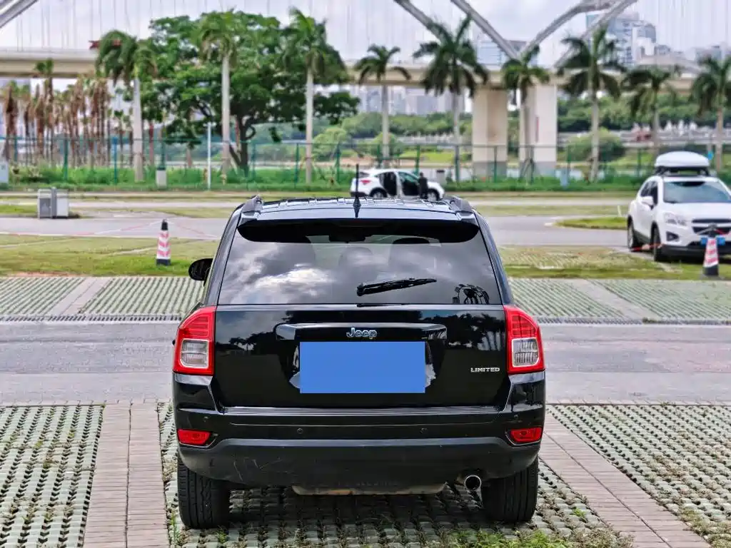 Compass (Import) 指南者进口 2013款 2.0 L 两驱炫黑豪华版