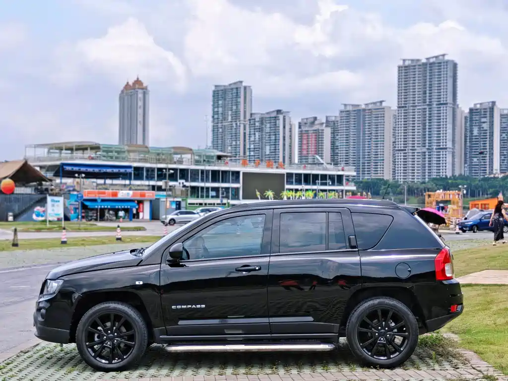 Compass (Import) 指南者进口 2013款 2.0 L 两驱炫黑豪华版