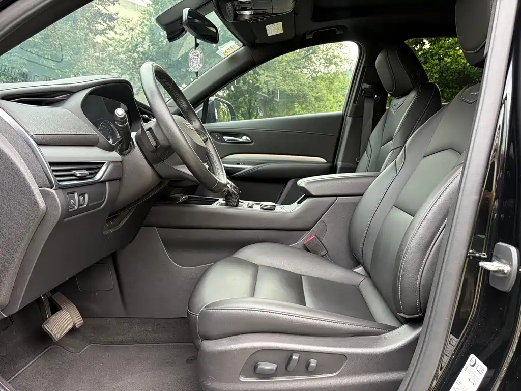 Cadillac XT4 28 T 2 WD Leading
