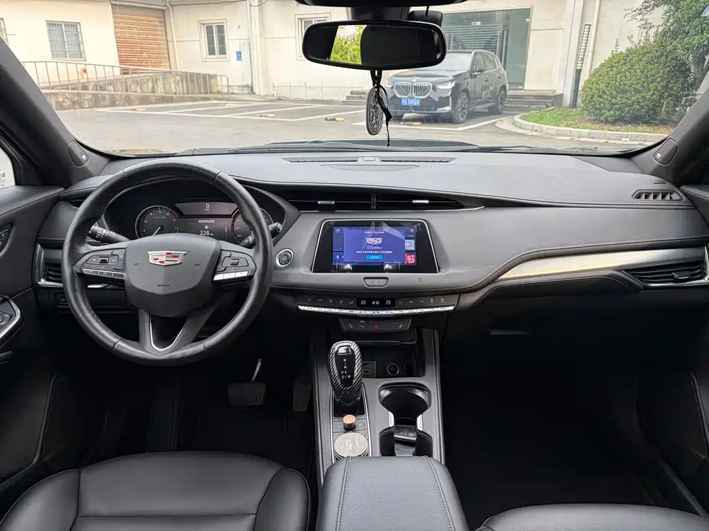 Cadillac XT4 28 T 2 WD Leading