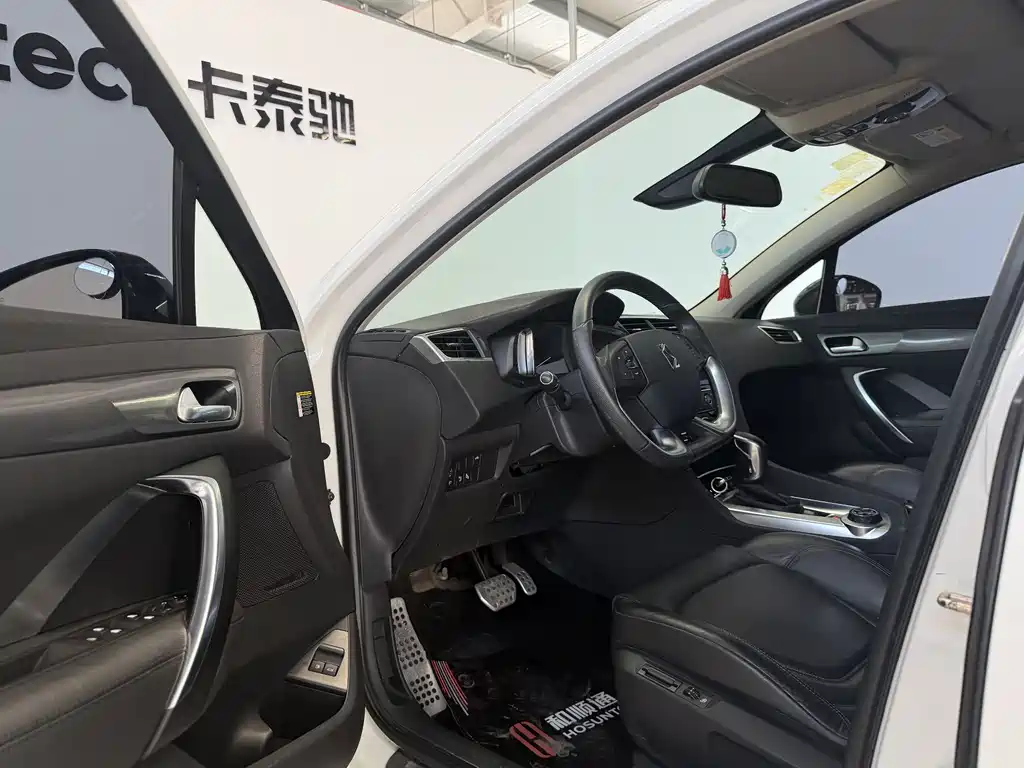 DS 6 1.6 T Luxury THP200