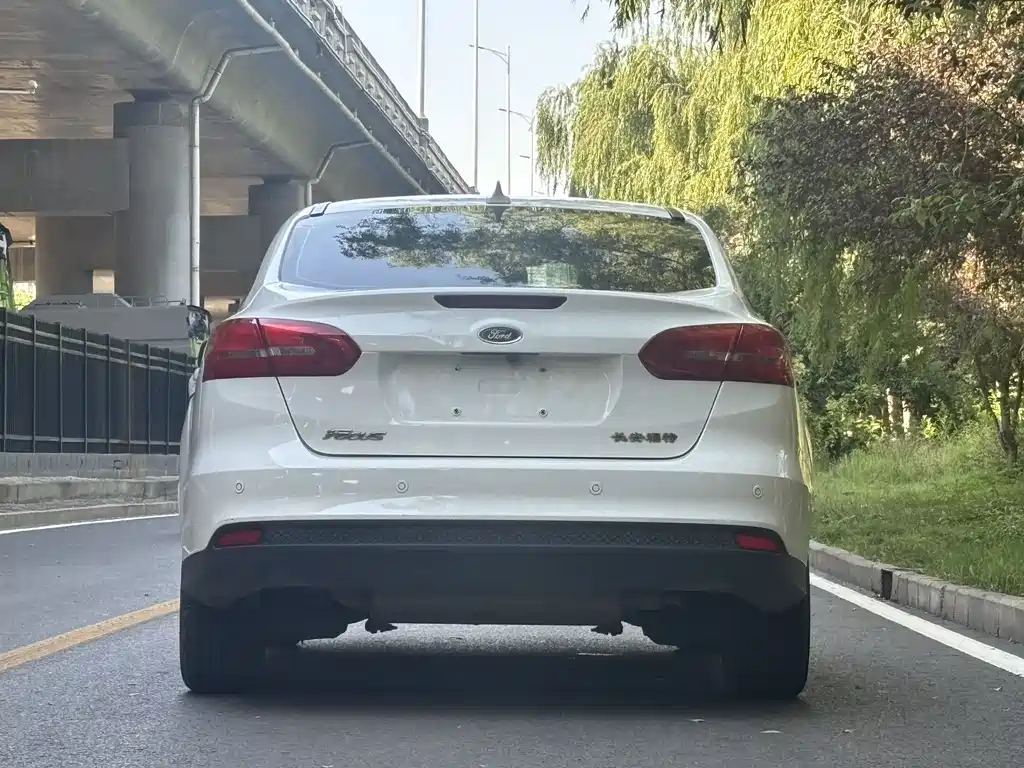 Focus Sedan 1.6 L Auto Style Smart Travel