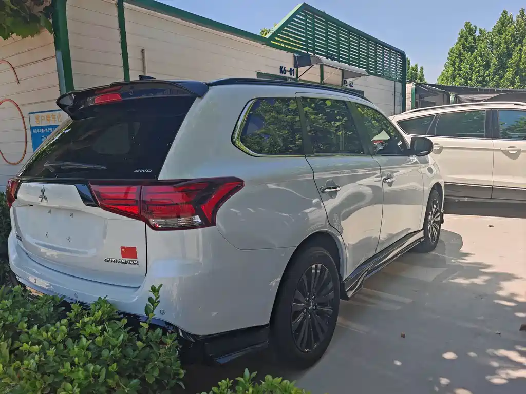 Outlander 2.4 L 4 WD 5-seat