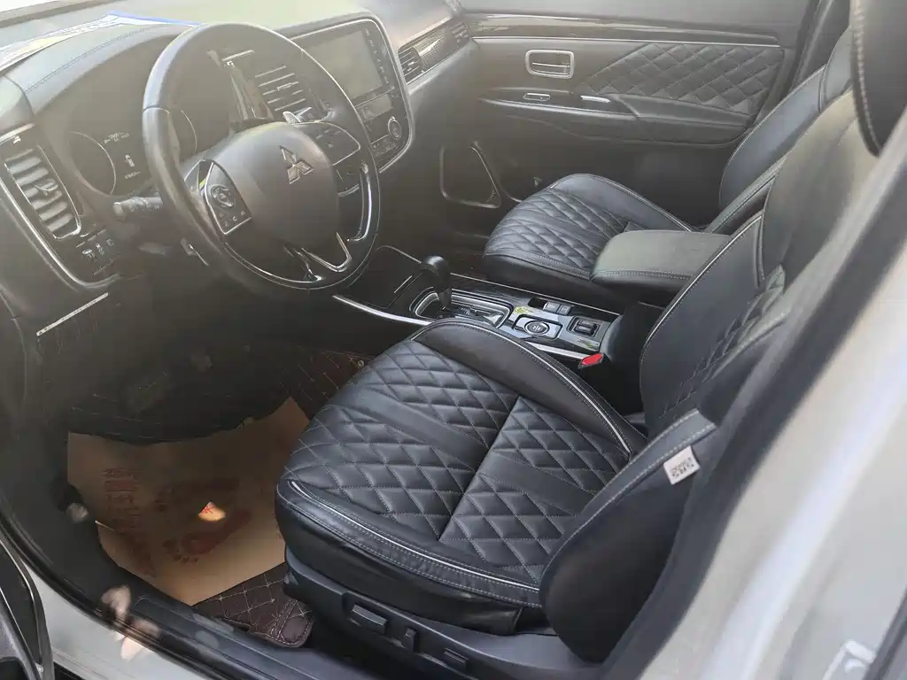 Outlander 2.4 L 4 WD 5-seat