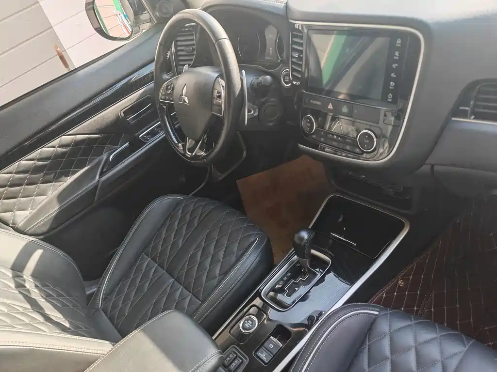 Outlander 2.4 L 4 WD 5-seat
