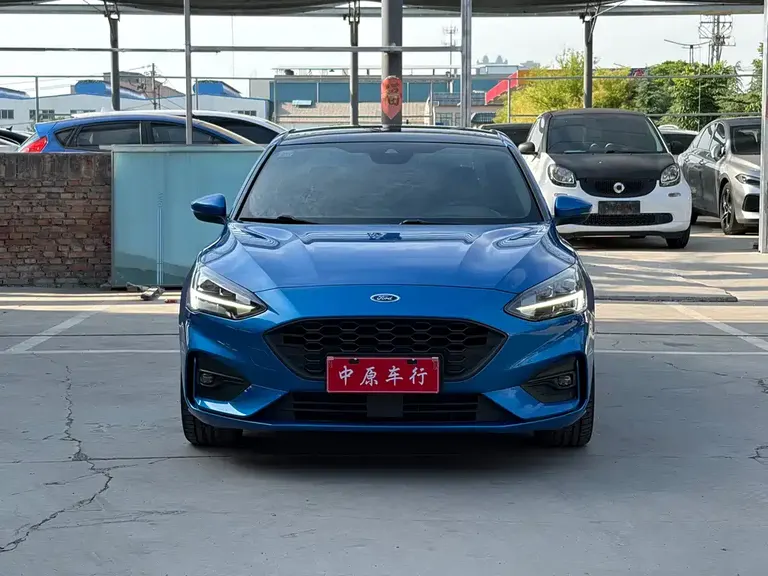 Ford Focus Sedan EcoBoost 180 Auto ST Line