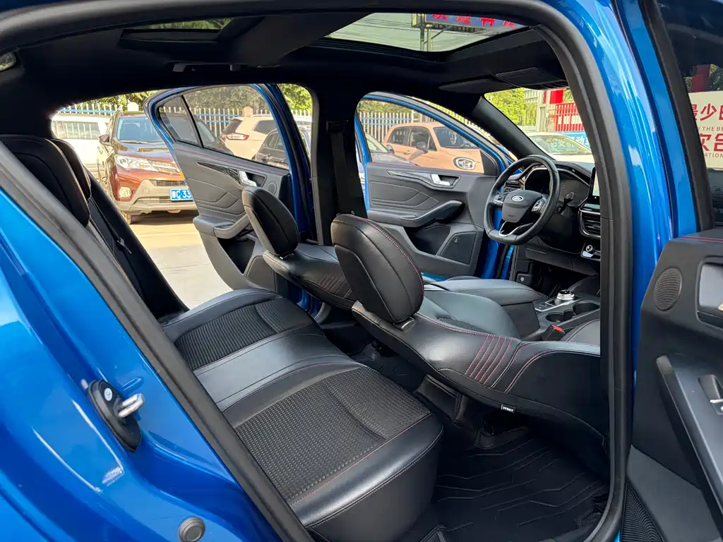 Focus Sedan EcoBoost 180 Auto ST Line
