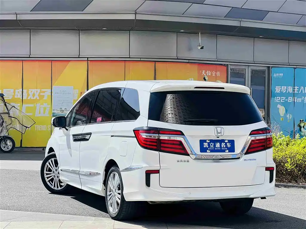 Elysion 2.4 L Luxury