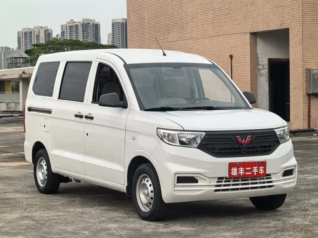 Wuling Hongguang V 1.5 L Power Enjoyment Electric Assist LAR