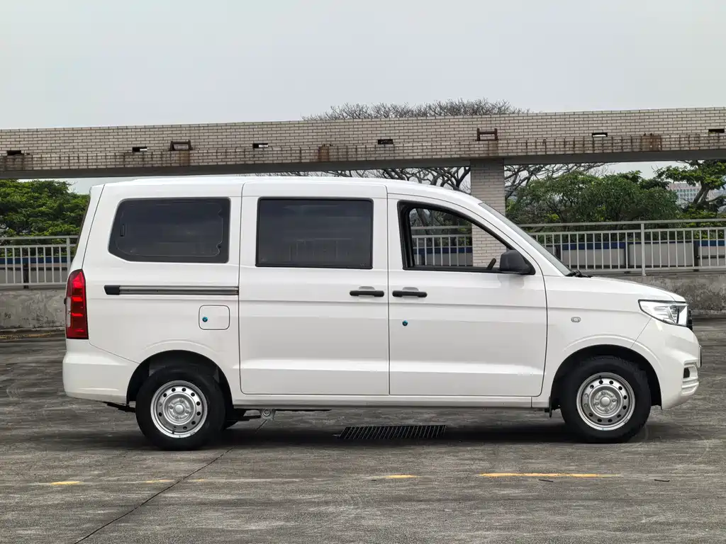 Wuling Hongguang V 1.5 L Power Enjoyment Electric Assist LAR