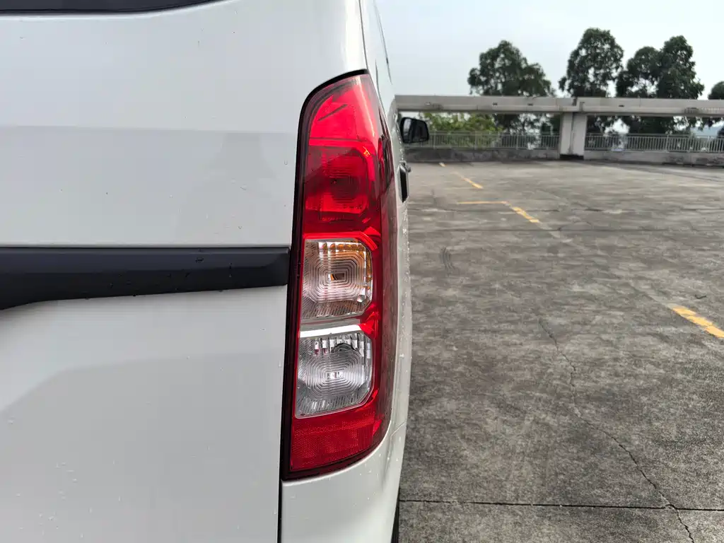 Wuling Hongguang V 1.5 L Power Enjoyment Electric Assist LAR