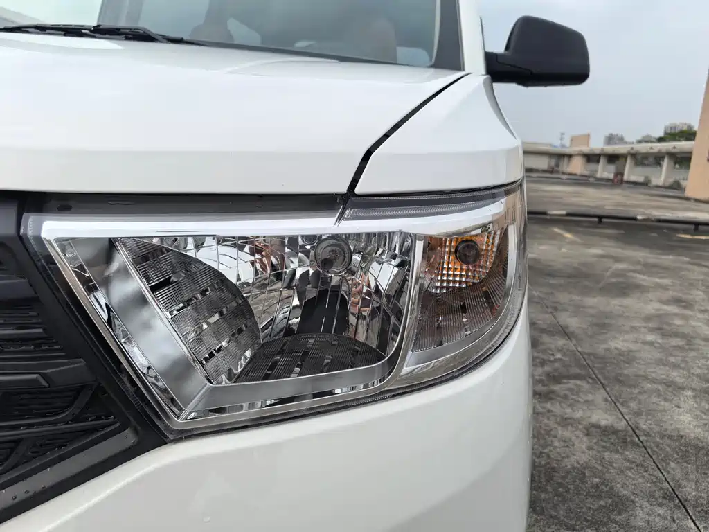 Wuling Hongguang V 1.5 L Power Enjoyment Electric Assist LAR