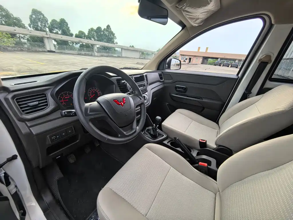 Wuling Hongguang V 1.5 L Power Enjoyment Electric Assist LAR