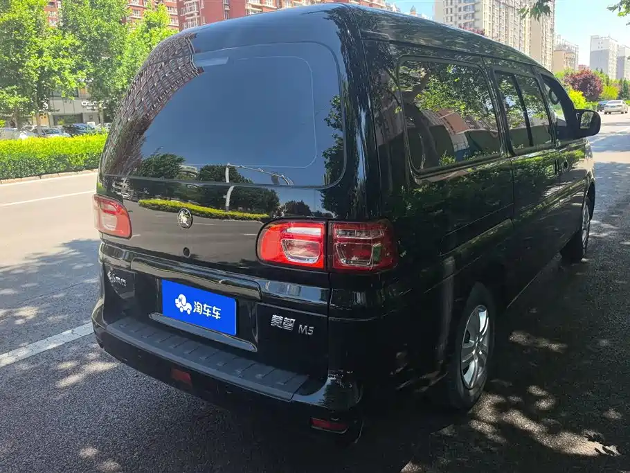 Lingzhi M5 L 1.6 L Utility 7-seat
