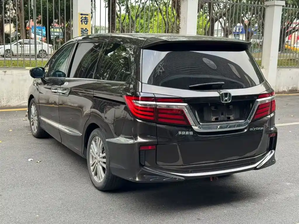 Elysion 2.4 L Luxury