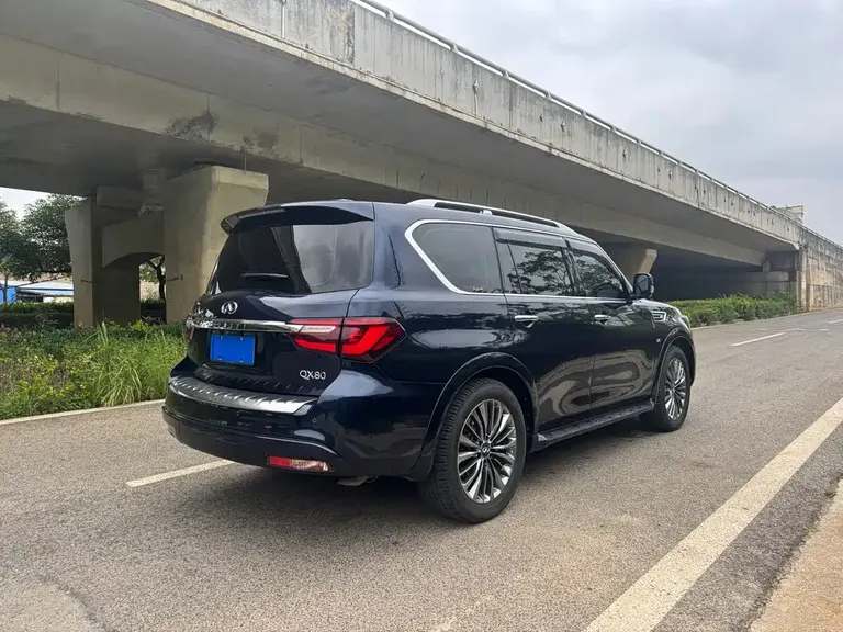Infiniti QX80 5.6 L 4 WD