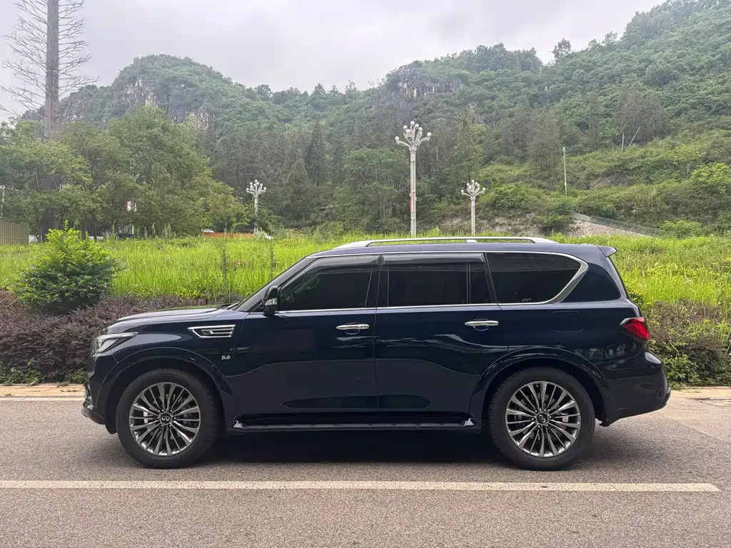 Infiniti QX80 5.6 L 4 WD